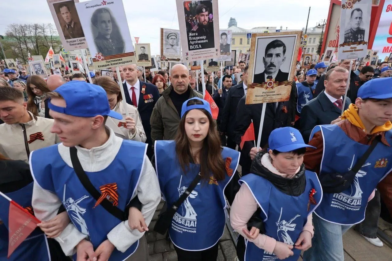 Колонна «Бессмертного полка» в Екатеринбурге возглавлена Денисом Паслером и Артёмом Жога!